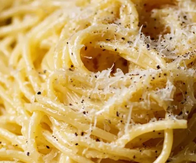 Cacio e Pepe Recipe (Authentic Bucatini Cacio e Pepe Pasta)